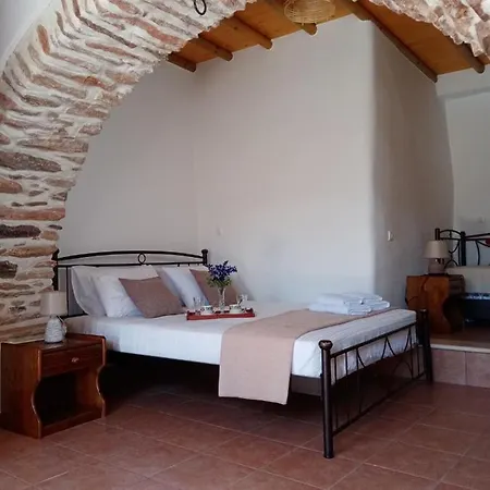 Semesterbostad Monitsia Traditional House